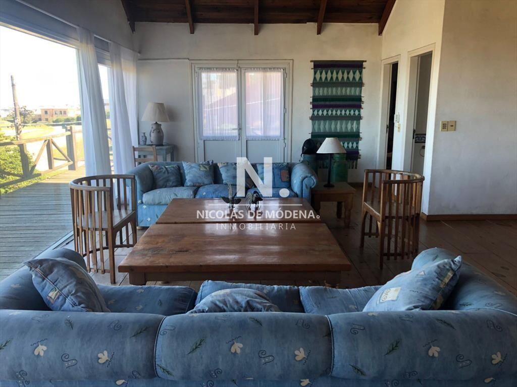 Impecable casa sobre gan superficie de terreno.