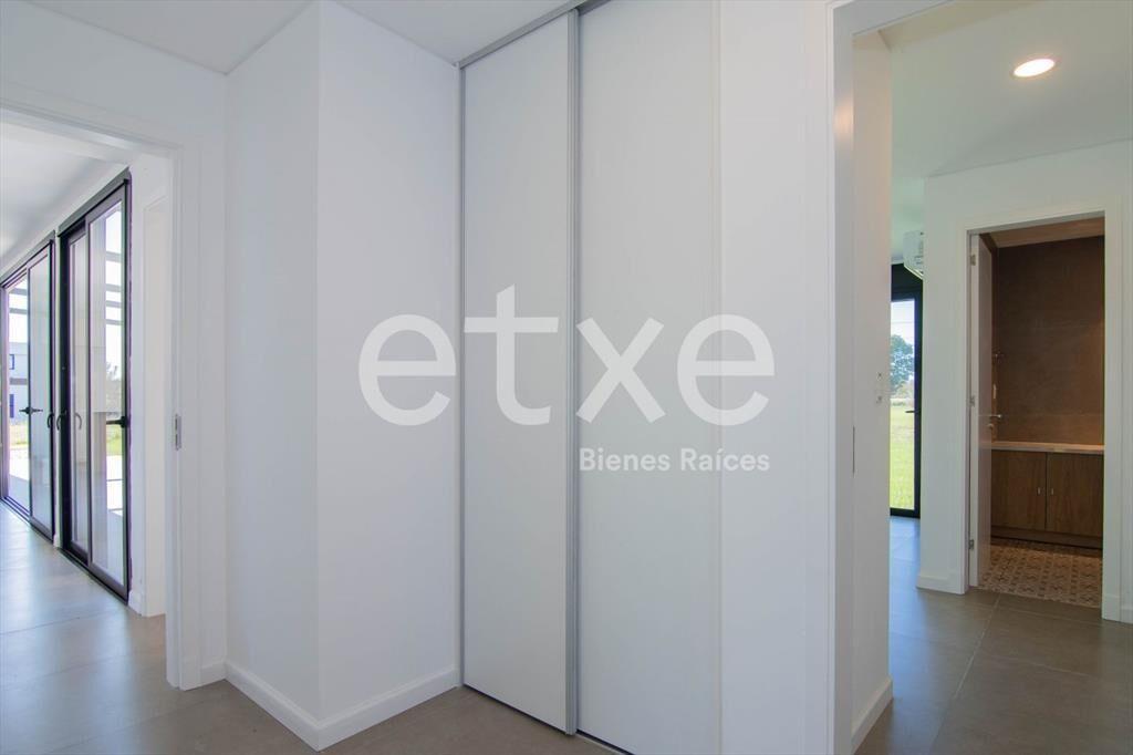 Casa en Venta con Renta en Cumbres de Carrasco...