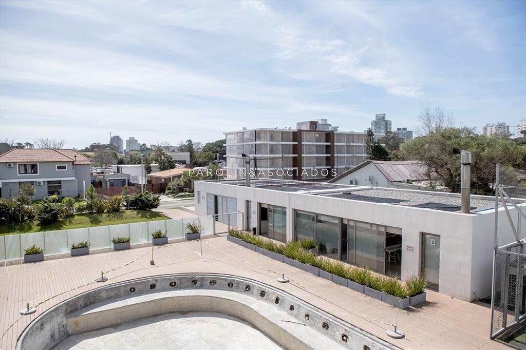 Vende apartamento en Alexander Boulevard de 2 dormitorios.