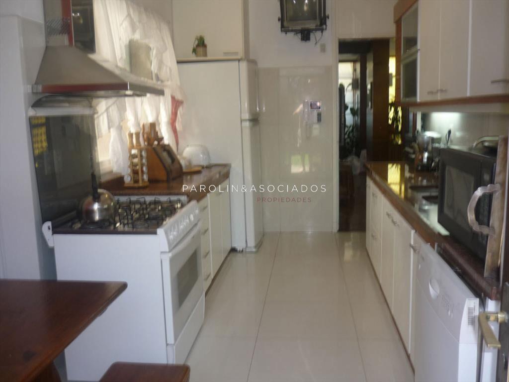 Muy linda casa de 5 dormitorios en venta en Punta