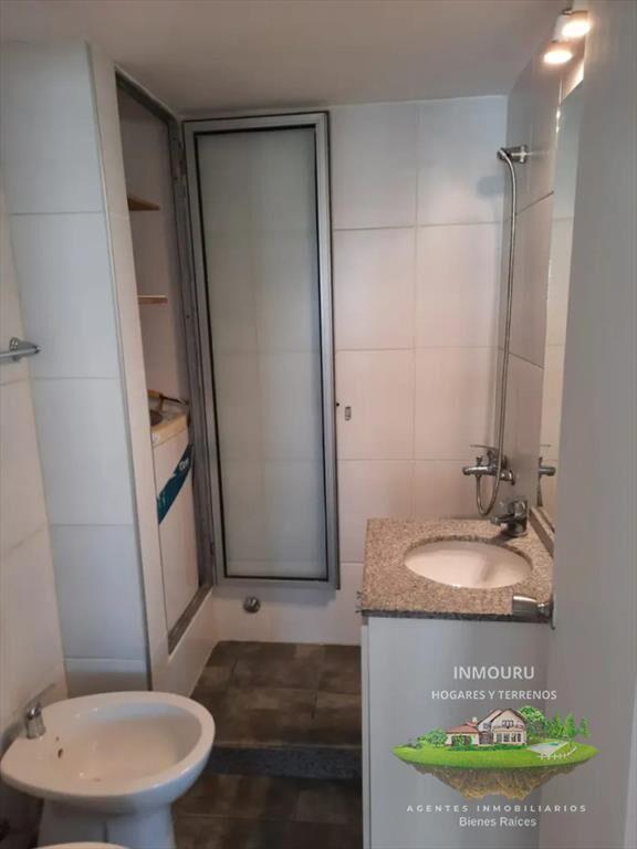 Alquilo luminoso apartamento de 2 dormitorios, 2 baños y c