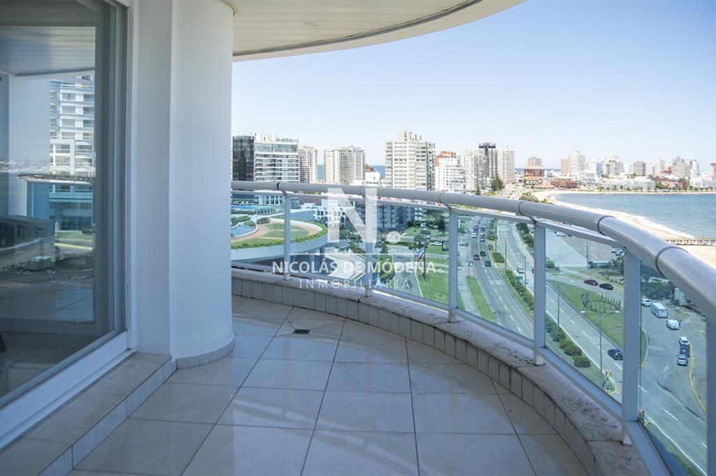 Vende apartamento de 3 dormitorios en Playa Punta