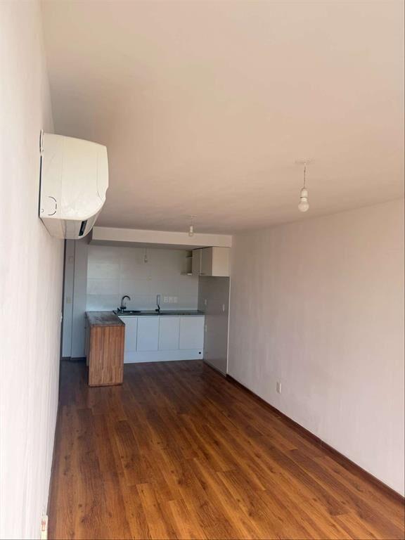 Apartamento en alquiler 2 dormitorios y balcón al frente, a