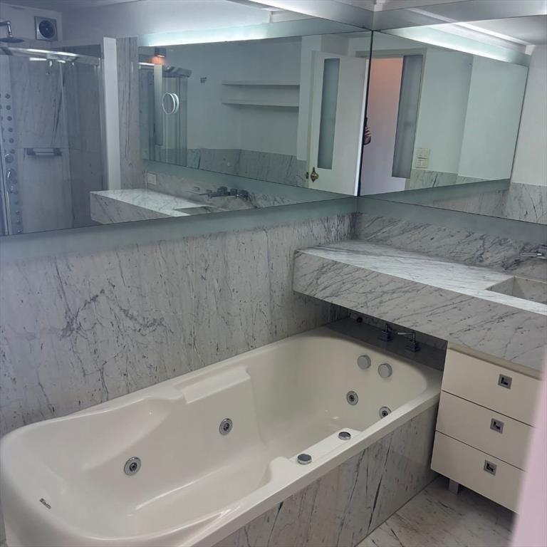 Venta amplio apartamento 4 dormitorios Rambla de Punta Carr