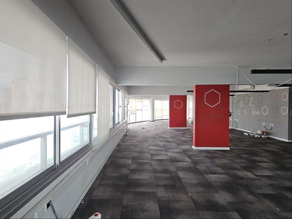 Oficina en el Centro - Alquiler - EDIFICIO DE CATEGORIA - T