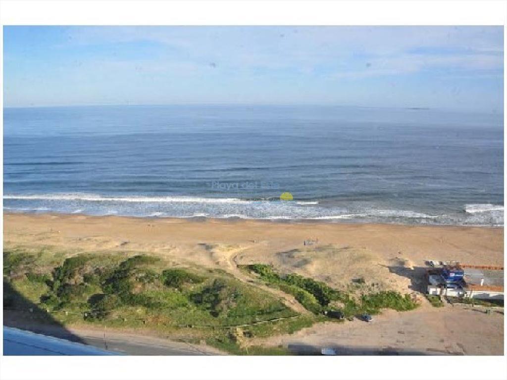 Primera línea, alta gama sobre rambla de playa brava.
