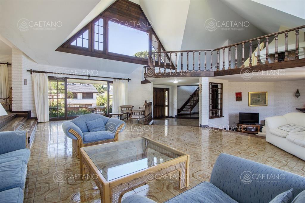 Venta de casa de 4 dormitorios más dependencia y
