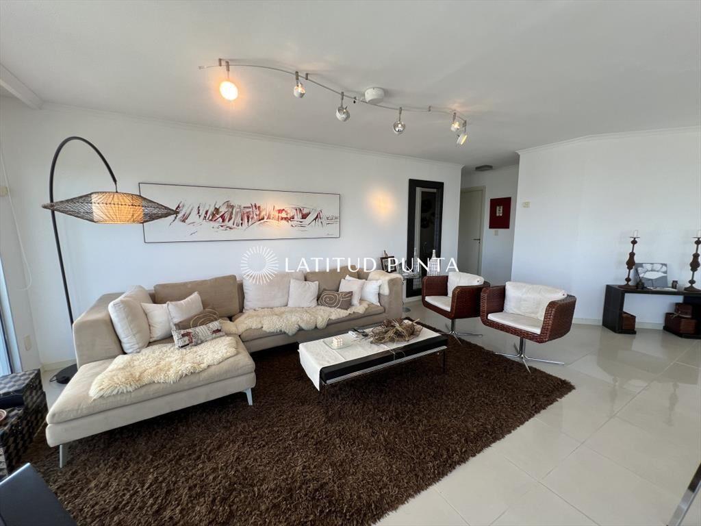 Ocena Drive, amplio apartamento de 4 dormitorios