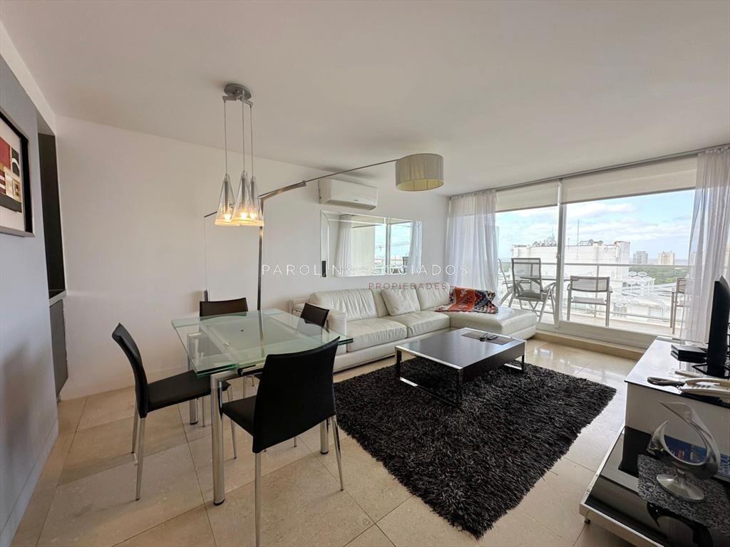 Apartamento de 1 dormitorio y medio en torre Yoo,