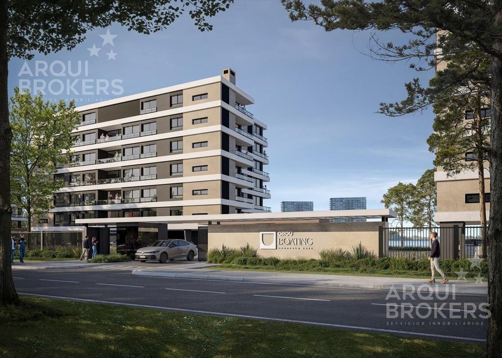 Apartamento de tres dormitorios en venta en Carrasco Este -