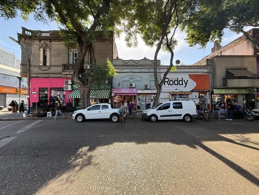 Venta locales con renta Arenal Grande y Amezaga