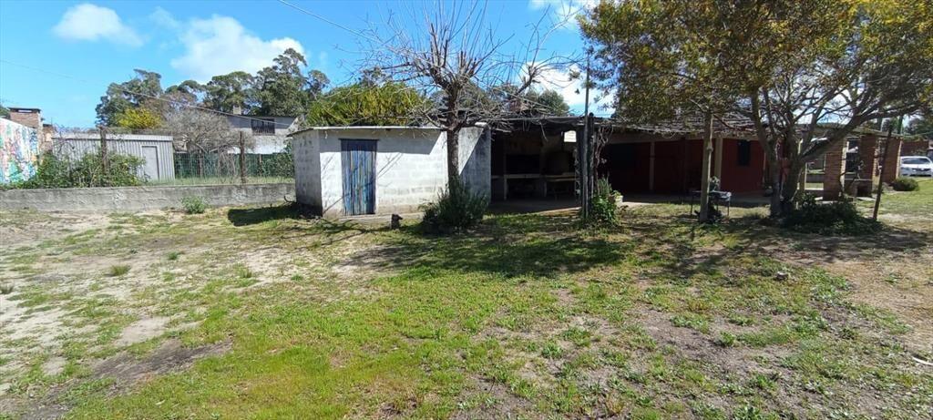 Casa en Jaureguiberry, jardín y fondo arbolado con parrille