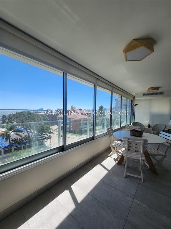 Vende apartamento en Peninsula de 3 dormitorios, a metros d