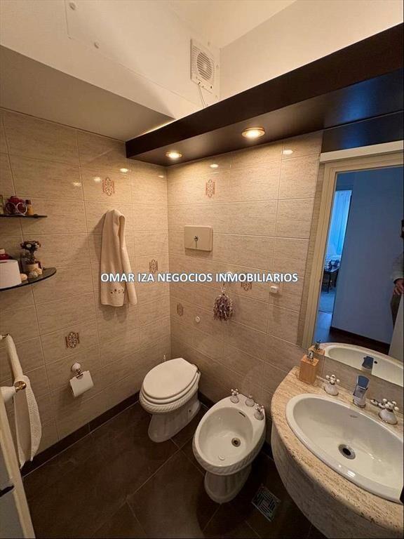 VENTA APARTAMENTO RAMBLA POCITOS ESQUINERO DOS GARAJES IMPE