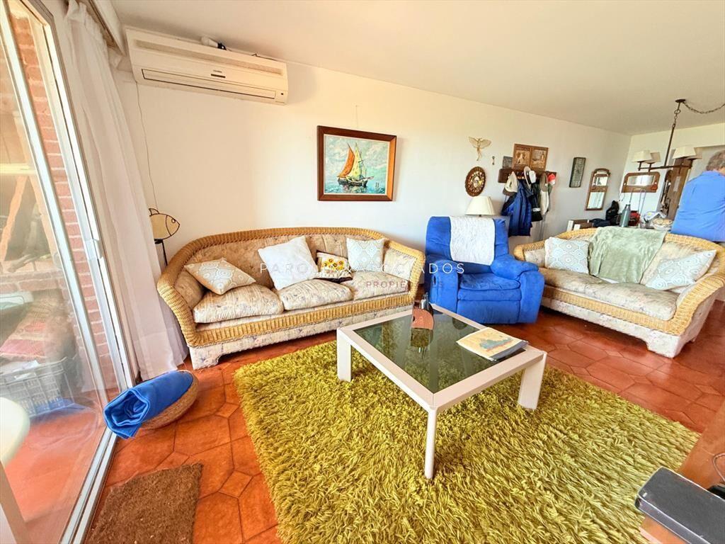 Apartamento con parrillero de 4 dormitorios al en