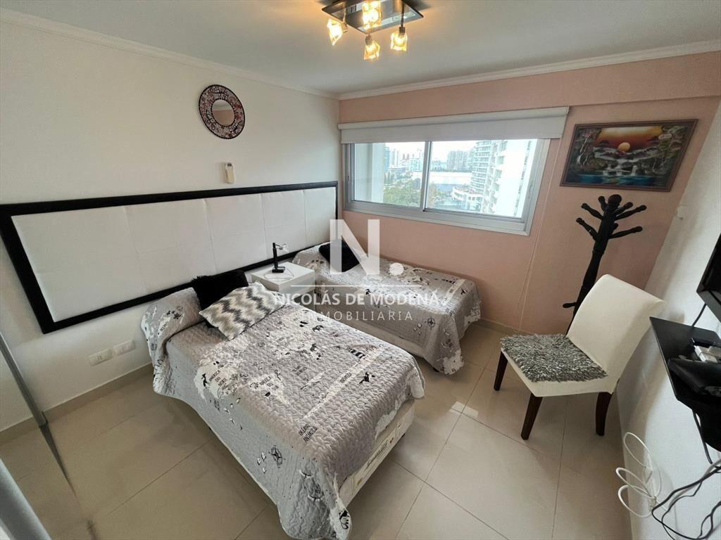 Departamento en venta en torre moderna, a pasos del mar.