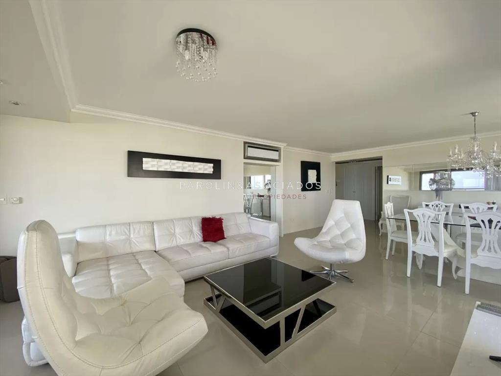 Hermoso apartamento en venta con agradable vista al Mar de