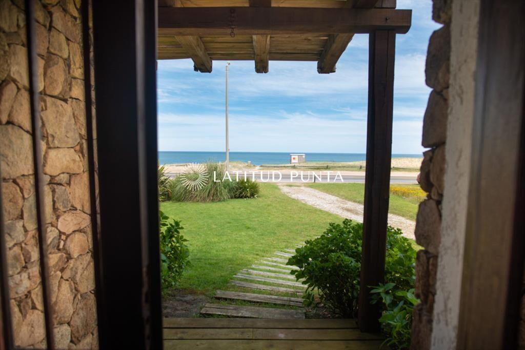Hermosa casa frente al mar en Punta Piedras