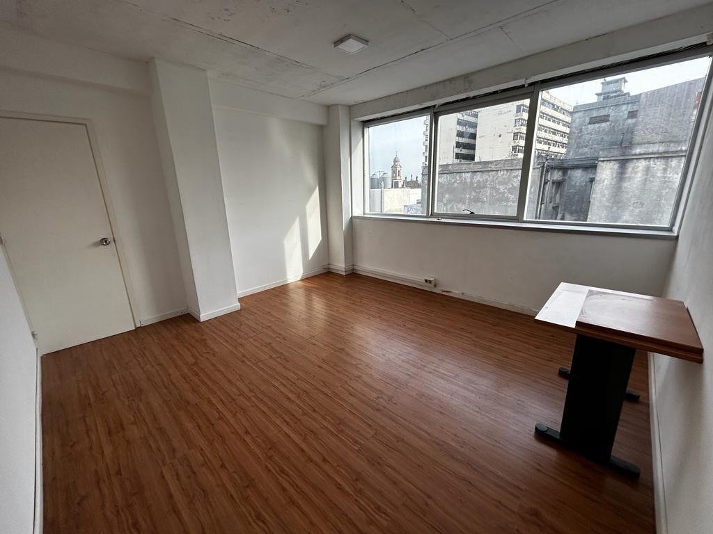 Oficina en B. Mitre y 25 de Mayo, piso alto, gge, sala de r