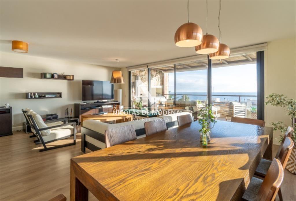 Vende apartamento duplex con vista al mar en