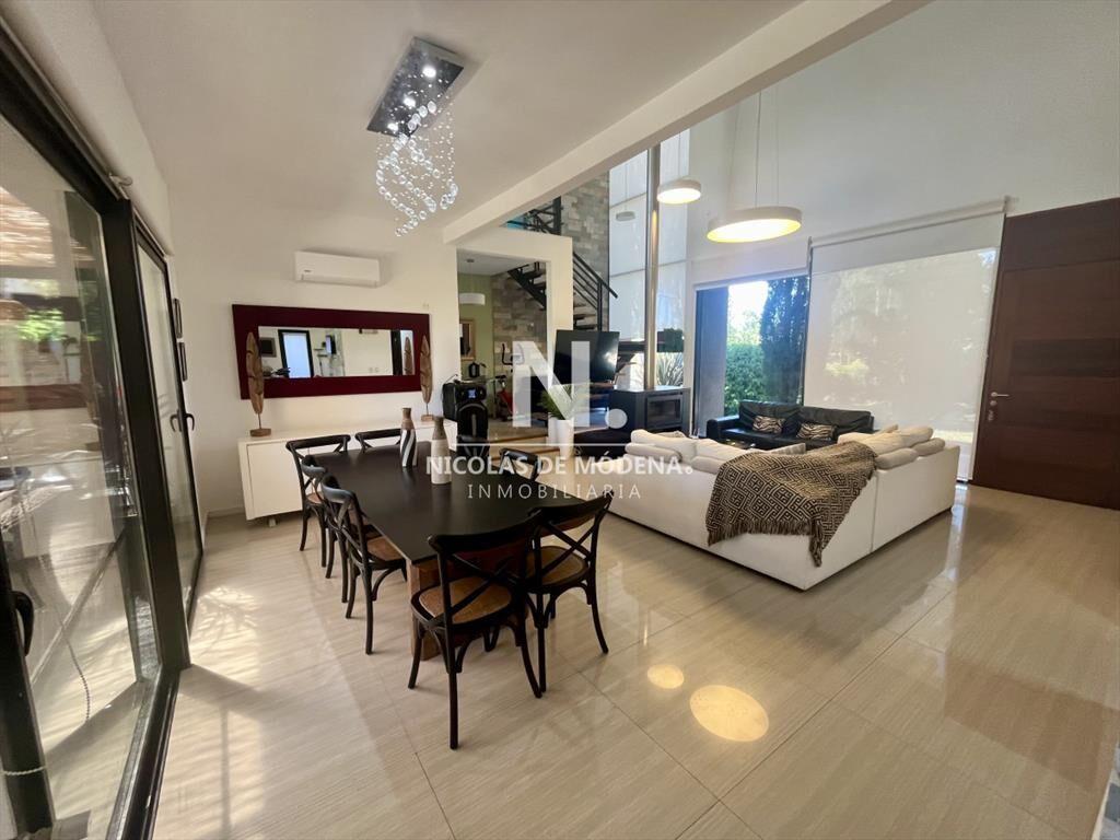 Excepcional casa de dos plantas en Le Residence en venta,