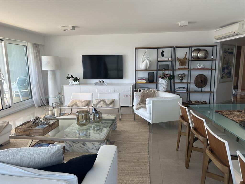 Excelente apartamento en venta en Punta del Este.