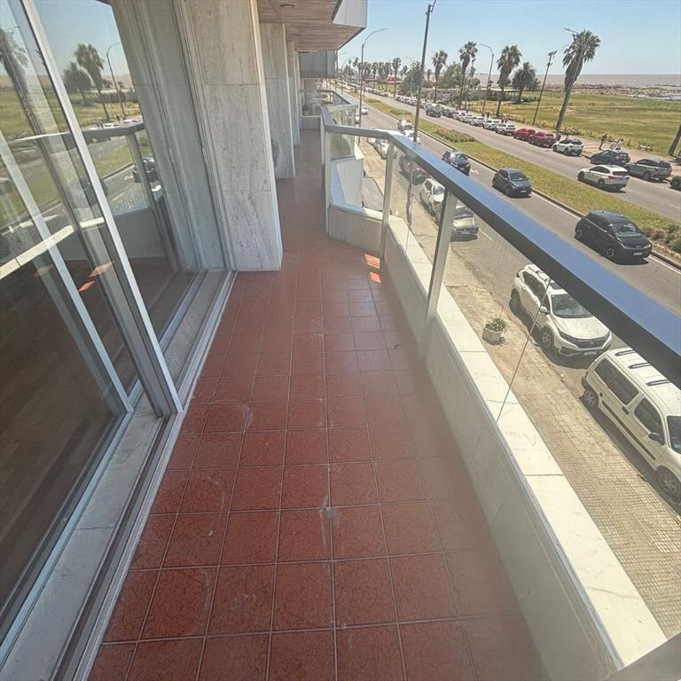 Venta amplio apartamento 4 dormitorios Rambla de Punta Carr