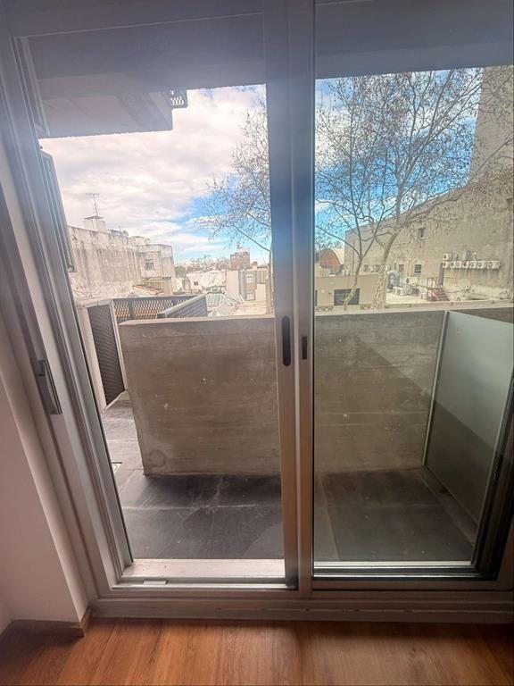 Apartamento en alquiler 2 dormitorios y balcón al frente, a