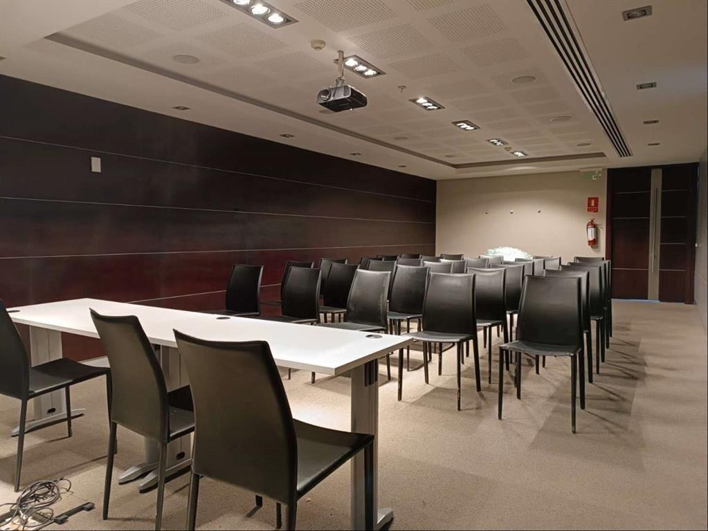 ALQUILER o VENTA - OFICINA - CIUDAD VIEJA - EDIFICIO DE CAT