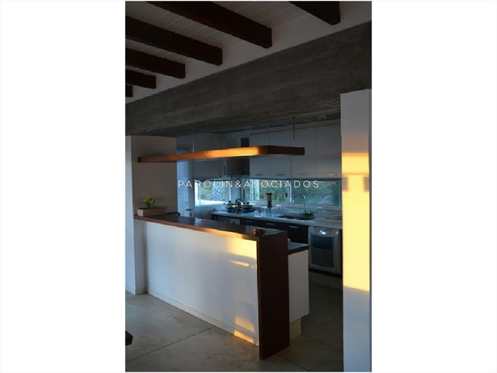 Hermosa casa en venta con piscina en Punta del Este.