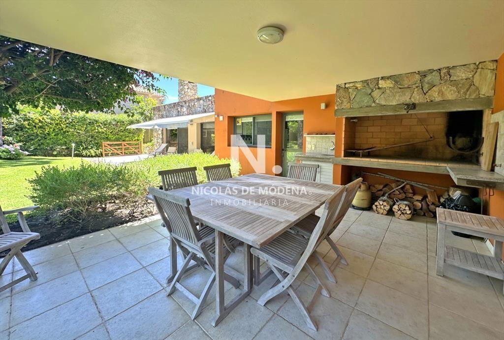 Exclusivo barrio privado, 3 suites + servicio completo, pil