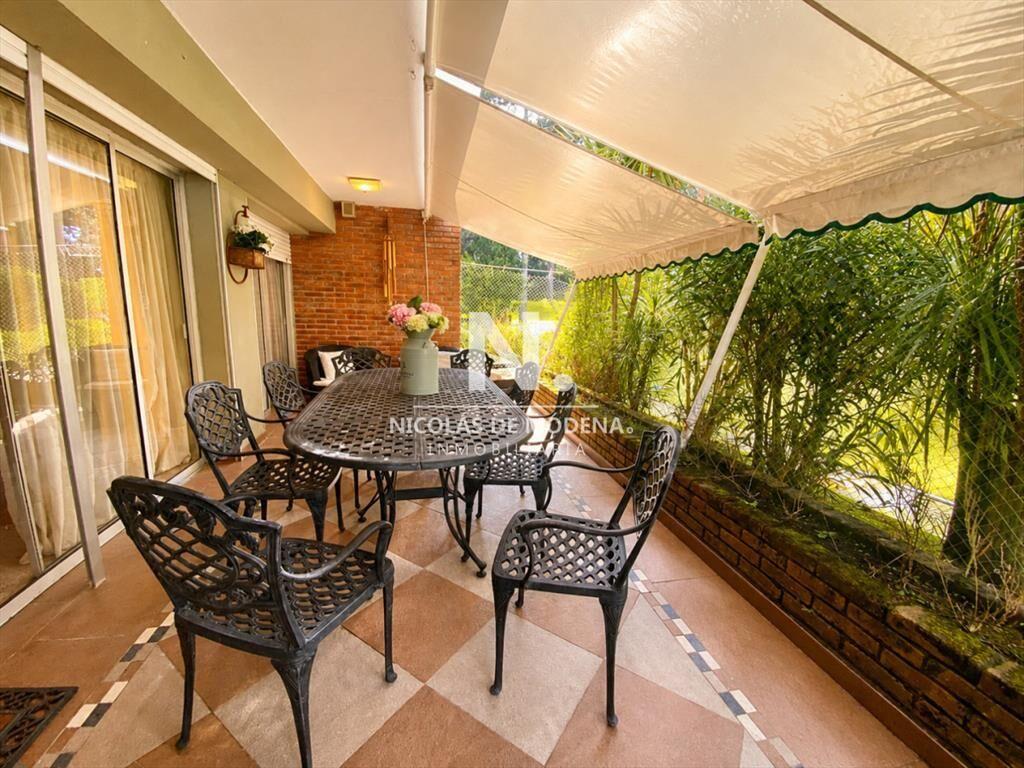 Vende apartamento de 4 dormitorios en Mansa, con
