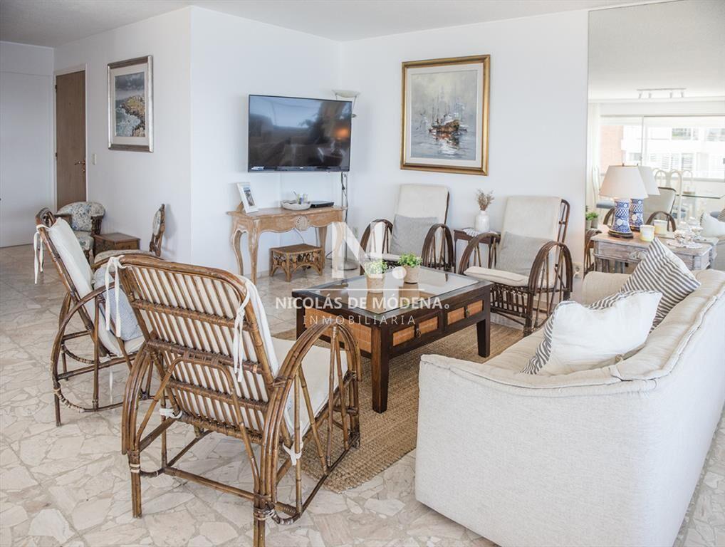 Vende Apartamento de 4 dormitorios en playa de a