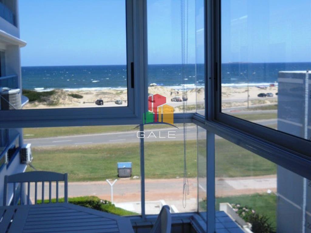 Apartamento en venta de 3 dormitorios y servicio