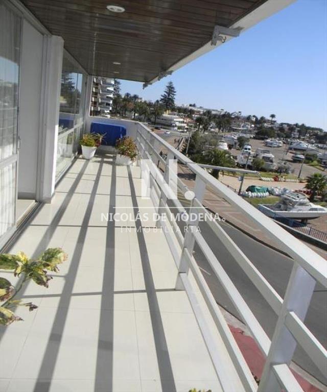Apartamento en venta con vista al puerto !