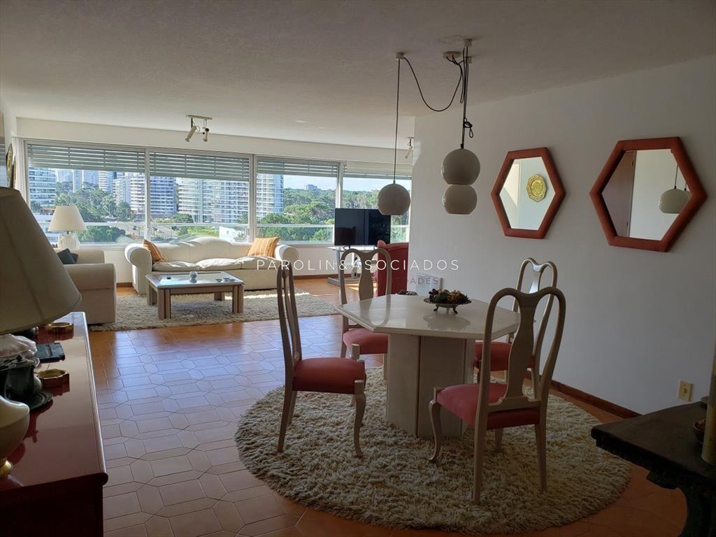 Apartamento de 3 dormitorios en Torre Tiburón, Punta del E