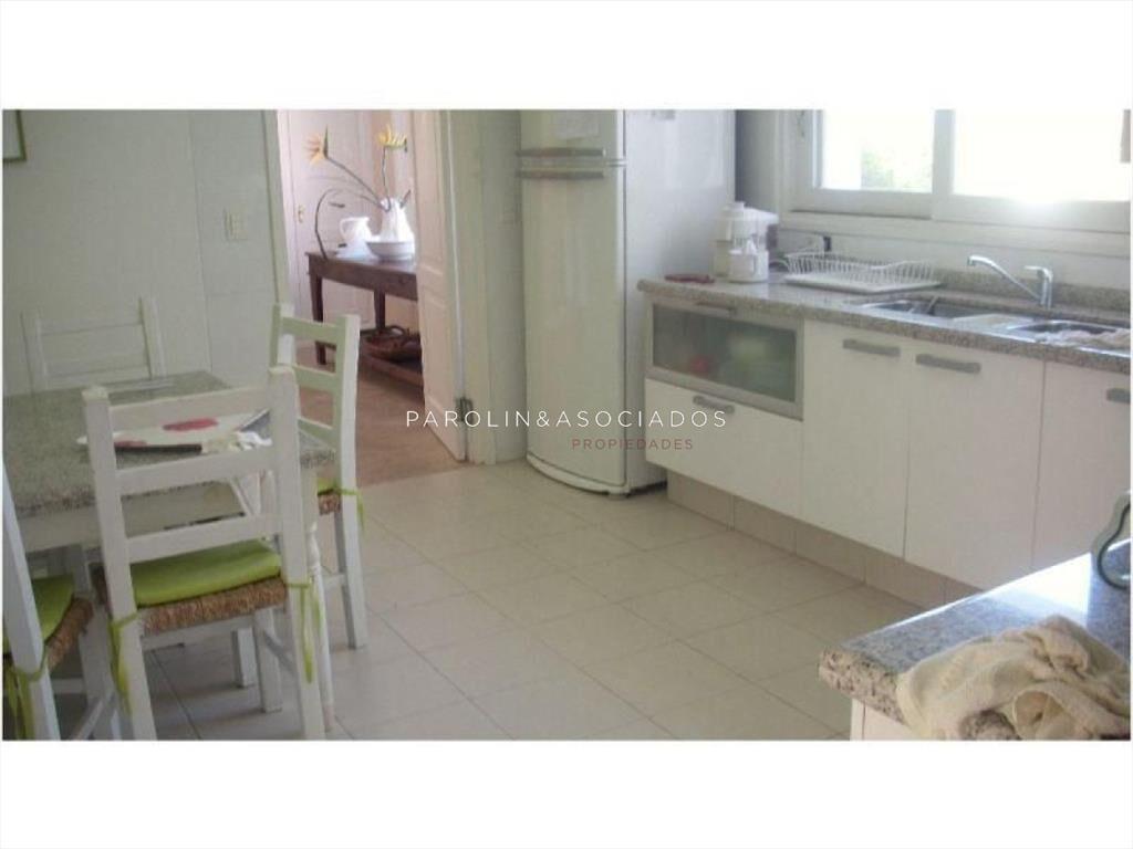 Hermosa casa en venta de 5 dormitorios en Golf,