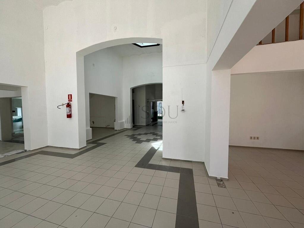 Se alquila gran local comercial en Colón