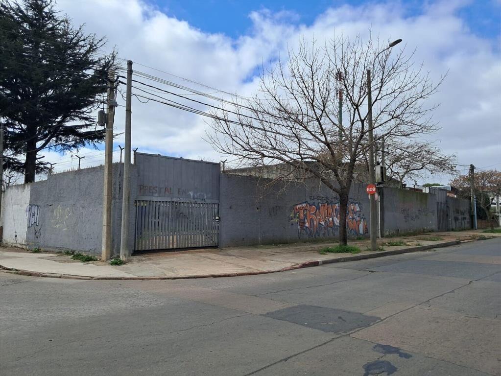 Excelente esquina con fte. Batlle Berres esq. Gouland