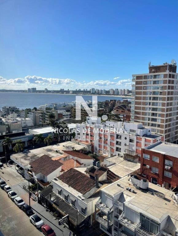 Vende apartamento de 2 dormitorios en Punta del