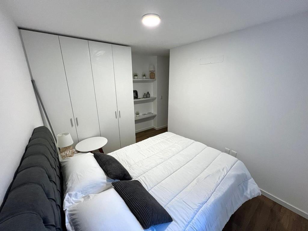 Venta apartamento al frente de 2 dormitorios y balcón en Ce