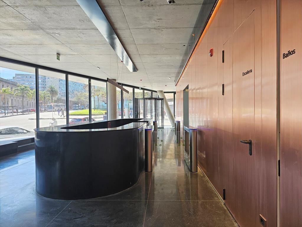 Alquiler de Oficinas AAA - Plaza Independencia - Limite Ciu