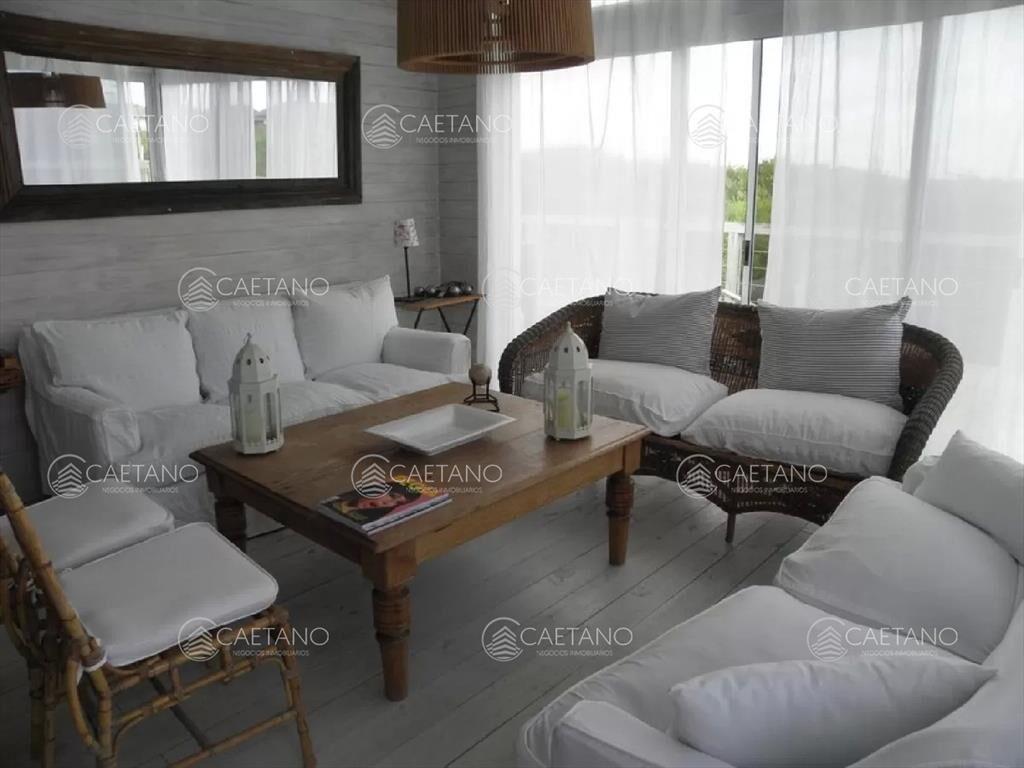 Alquiler temporal casa 7 dormitorios. Punta Piedras Mananti