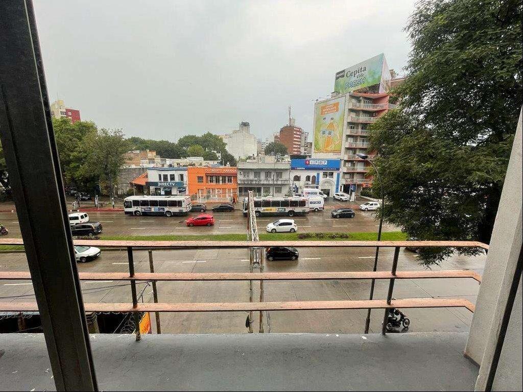 Monoambiente impecable Bvar Artigas a mts. Shopping Tres Cr