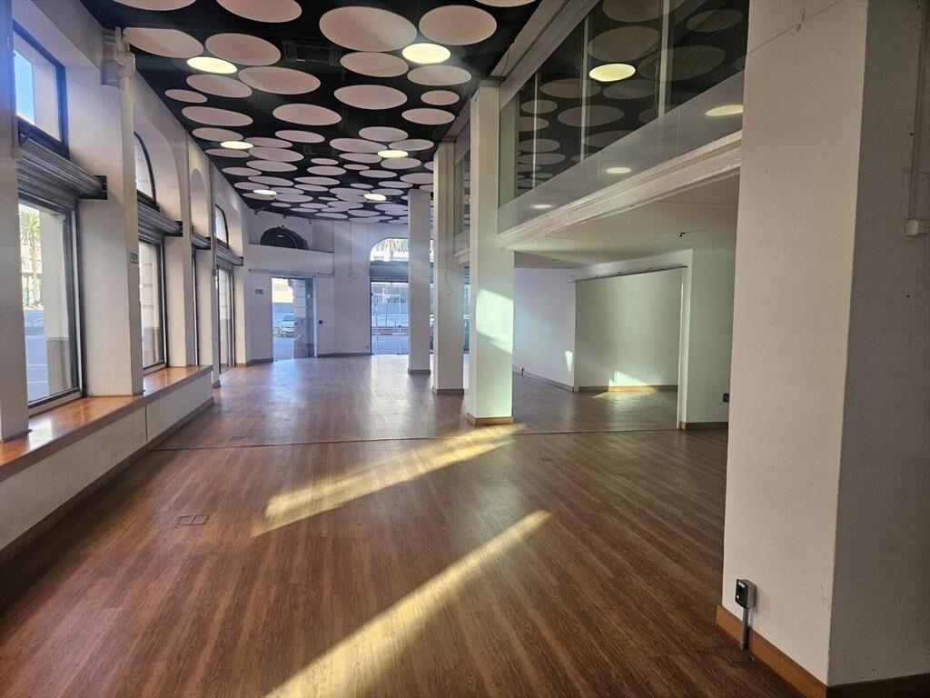Plaza Independencia , gran esquina, 400 m2 , 15 mts de fren