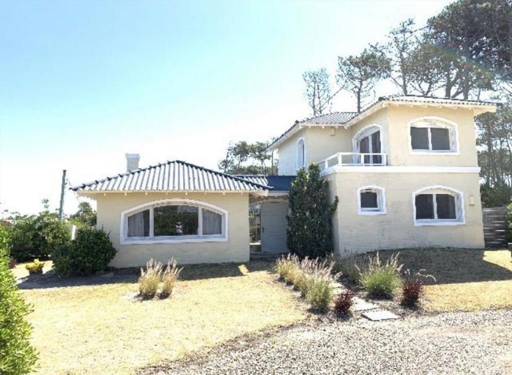 CASA EN VENTA DE 4 DORMITORIOS EN LA BARRA