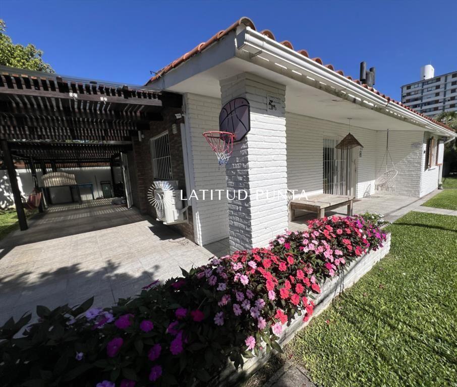 Casa 3 dormitorios con piscina. Playa Brava
