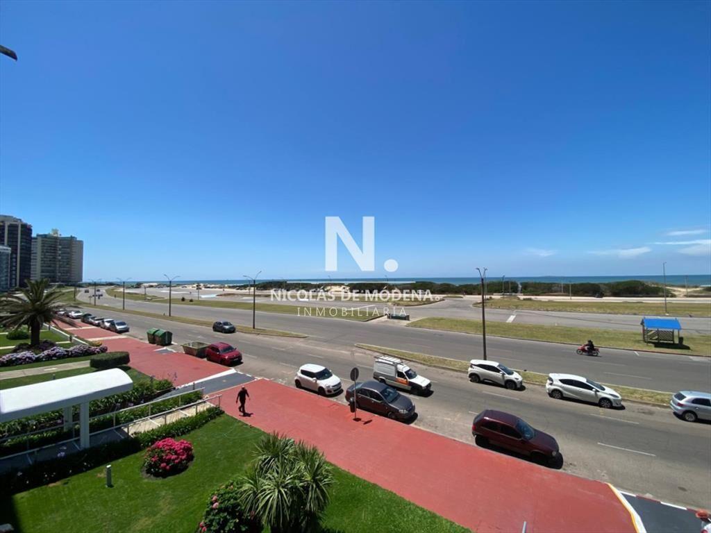 Apartamento de 2 dormitorio y medio en Primera de