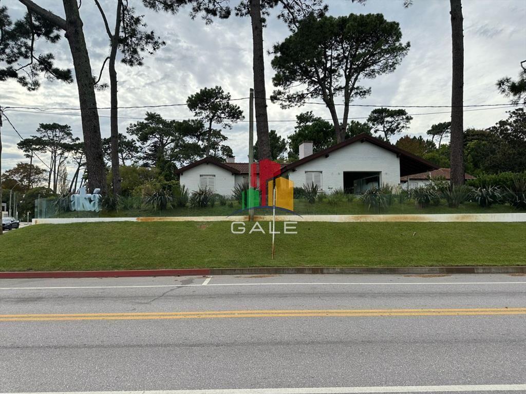 Casa ideal para clinica privada, zona comercial, Punta del