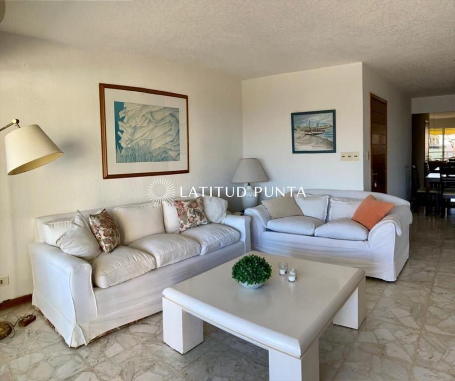 Apartamento de tres dormitorios con vista al mar